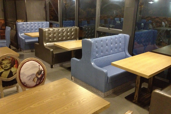 特色西餐厅扶手沙发和桌子