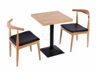 钢木餐桌搭配实木牛角餐椅