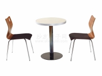 铝合金包边餐桌配钢木椅子