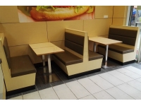 汉堡店板式卡座和钢木餐桌
