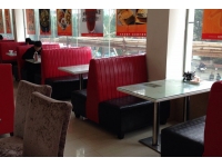 車仔港式茶餐厅沙发和桌子