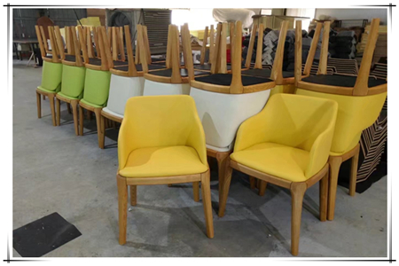 北欧风格实木餐厅椅子 /></p>
<p style=