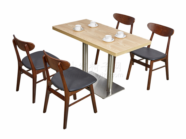 北欧风格钢木桌和实木椅子