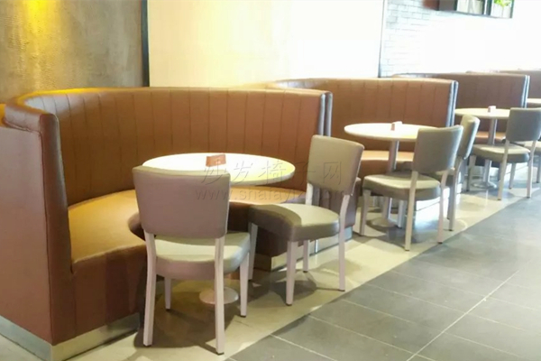 弧形沙发和圆餐桌椅子组合