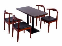 钢木西餐桌和牛角椅子组合