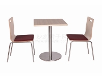 钢木餐桌搭配软包坐垫椅子