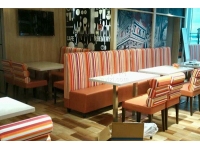 绿茵阁西餐厅靠墙沙发桌椅